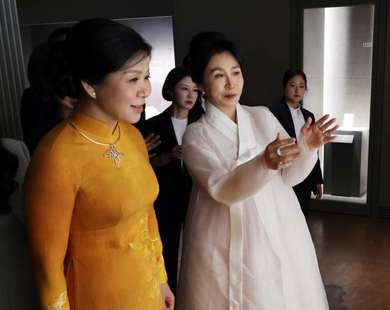 김혜경 여사와 또 럼 베트남 당 서기장의 배우자 응오 프엉 리 여사가 11일 서울 용산 국립중앙박물관을 방문해 전시품을 관람하고 있다. 대통령실사진기자단