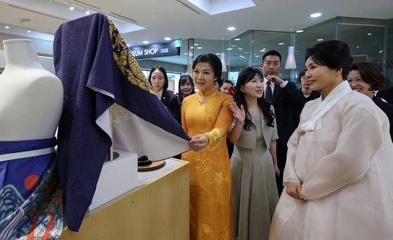 김혜경 여사와 또 럼 베트남 당 서기장의 배우자 응오 프엉 리 여사가 11일 서울 용산구 국립중앙박물관 기념품점에서 상품을 보고 있다. 연합뉴스