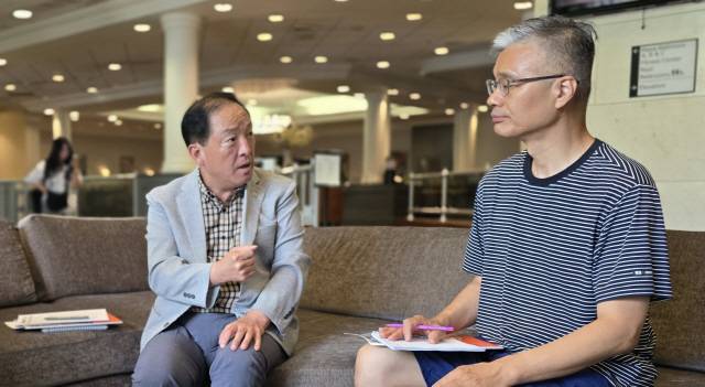 ▲ 인터뷰 중인 이병선 속초시장(사진 왼쪽)과 추용욱 박사