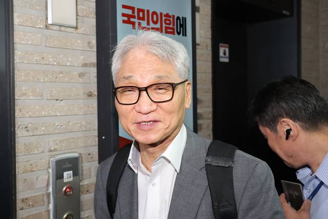 ▲ 국민의힘 여상원 중앙윤리위원회 위원장이 11일 전한길씨에 대한 징계 여부를 논의하기 위해 열리는 중앙윤리위원회의를 주재하기 서울 여의도 당사로 들어서며 취재진 질문에 답하고 있다.  연합뉴스
