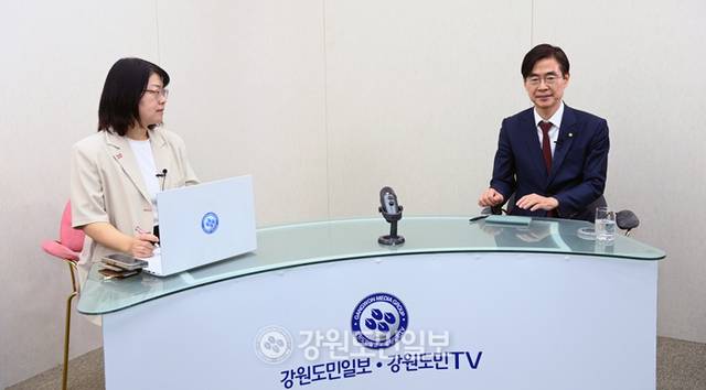 ▲ 조경태 국민의힘 당대표 후보가 11일 강원도민일보 스튜디오에서 박지은 정치부장과 인터뷰를 하고 있다. 서영 기자