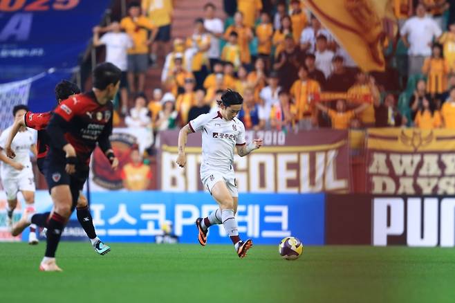 ▲ 포항 스틸러스와의 경기에서 드리블하는 신창무 [광주FC]