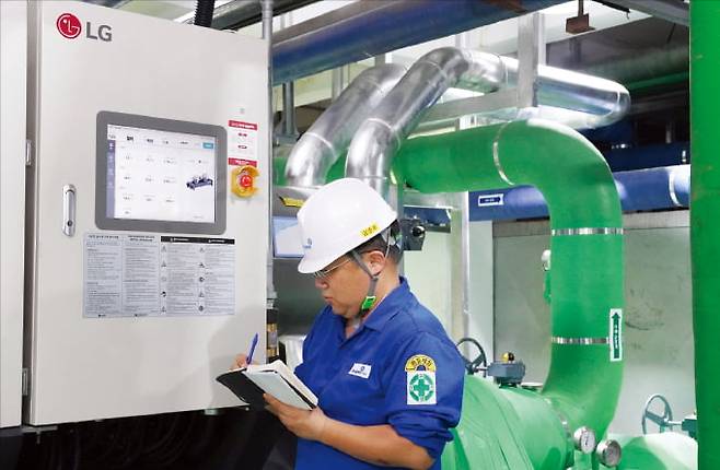 동원F&B 경기 수원공장에서 한 직원이 고효율 냉난방공조(HVAC) 시스템을 점검하고 있다. 수원공장의 에너지 소비량은 HVAC 도입 전보다 40% 줄었다.  동원그룹 제공