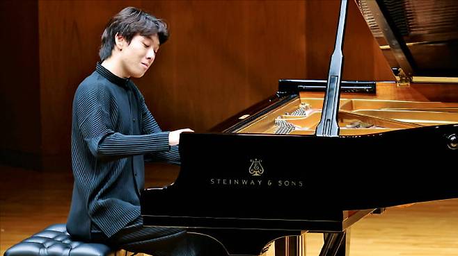지난 8일 서울 예술의전당에서 열린 리사이틀에서 피아니스트 김세현이 연주하고 있다.  예술의전당 제공