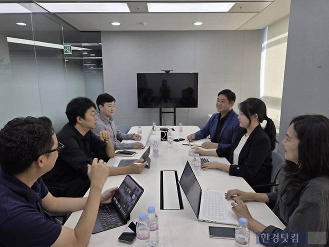 29일 오전 사장 주재 바이오투자본부 격주 회의에 참석한 국 상무(우측에서 세 번째)와 직원들. 신규 투자 건과 회수 현황을 공유하는 자리다. /사진=신민경 기자