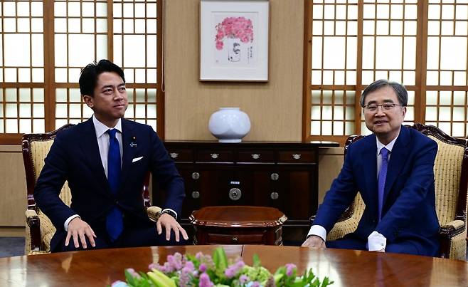 조현 외교부 장관이 11일 오후 서울 종로구 외교부에서 고이즈미 신지로 일 농림수산상과 면담을 앞두고 자리에 앉아 있다.  /최혁 기자