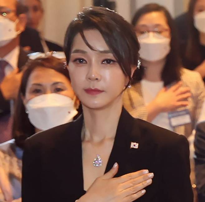 2022년 6월 29일(현지시간) 스페인 마드리드 만다린 오리엔탈 리츠호텔에서 열린 동포 만찬간담회에서 국민의례를 하는 김건희 여사가 반클리프 목걸이를 착용하고 있다. 연합뉴스