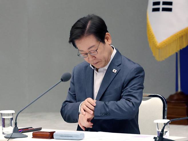 이재명 대통령이 지난 1일 서울 용산 대통령실에서 열린 전국 시·도지사 간담회에서 시계를 보고 있다. 대통령실사진기자단