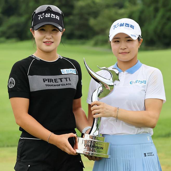 눈물 많은 언니와 냉정한 동생 고지원(오른쪽)이 10일 제주도 서귀포시 사이프러스 골프&리조트에서 열린 KLPGA투어 제주삼다수 마스터스에서 데뷔 첫 우승을 거둔 뒤 언니 고지우와 기념 촬영을 하고 있다. KLPGA 제공
