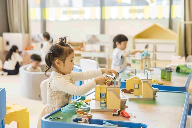 Kids play with toys at a kids’ lounge at DoubleTree by Hilton Seoul Pangyo. [DOUBLETREE BY HILTON SEOUL PANGYO]