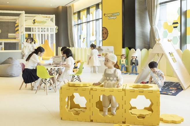 Kids play around at DoubleTree by Hilton Pangyo's kids' lounge. [DOUBLETREE BY HILTON]