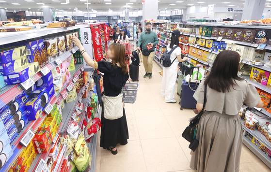 Grocery shoppers browse the shleves large supermarket in downtown Seoul on Aug. 11. [YONHAP]