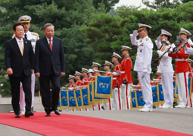 Korean President Lee Jae Myung, left, and To Lam, general secretary of Vietnam's Communist Party, inspect the honor guard at the welcome ceremony at the Yongsan presidential office in central Seoul on Aug. 11. [JOINT PRESS CORPS]