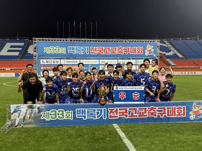 ‘제33회 백록기 전국 고등학교 축구대회’에서 우승한 선수들과 정읍신태인축구센터U18 이문희 감독이 기념촬영을 하고 있다.
