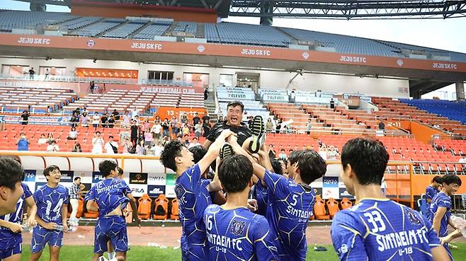 정읍신태인축구센터U18 이문희 감독이 ‘제33회 백록기 전국 고등학교 축구대회’에서 우승한 선수들에 둘러싸여 헹가레를 받고 있다.