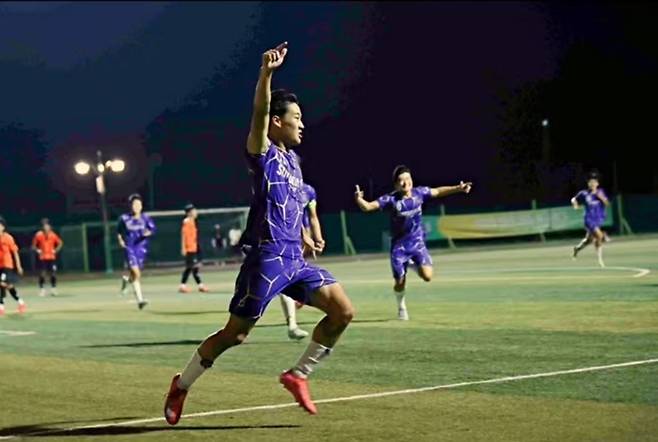 ‘제33회 백록기 전국 고등학교 축구대회’에서 짜릿한 골맛을 본 정읍신태인축구센터U18 선수가 환희에 찬 세리머니와 함께 그라운드를 내달리고 있다.&nbsp;