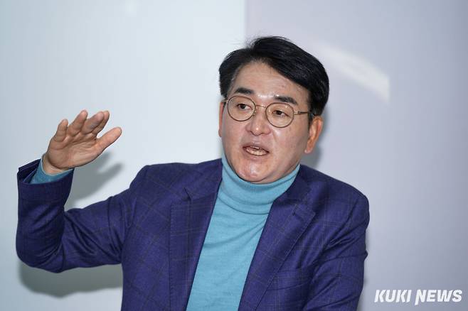 박용진 전 더불어민주당 의원이 서울 마포구 사무실에서 쿠키뉴스와 인터뷰하고 있다. 유희태 기자&nbsp;