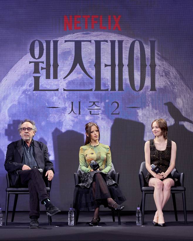 팀 버튼 감독, 배우 제나 오르테가, 에마 마이어스(왼쪽부터)가 11일 오전 서울 당주동 포시즌스 호텔 서울에서 열린 넷플릭스 시리즈 ‘웬즈데이’ 시즌2 기자간담회에 참석해 작품에 대해 이야기하고 있다. 넷플릭스 제공