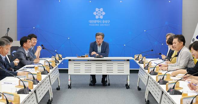 정용래 유성구청장이 11일 열린 간부회의에서 불필요한 구유지 일제 조사 및 정비를 지시했다. 유성구