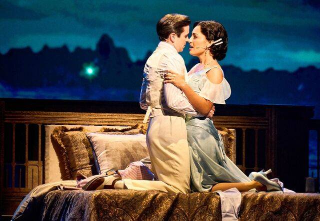 1막 마지막에 남녀 주인공 개츠비와 데이지가 사랑을 확인하는 장면이다. 오디컴퍼니 제공