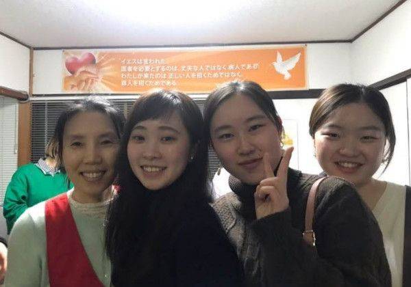 고정희(왼쪽) 선교사가 2019년 조선학교 졸업생들과 교제하는 시간을 가진 뒤 기념촬영을 하고 있다. 고 선교사 제공