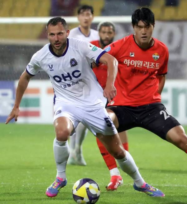 FC안양이 후반기 부진에 빠져 ‘강등 위기’에 놓인 가운데, 수비 불안 해소가 시급한 과제로 떠올랐다. FC안양 제공