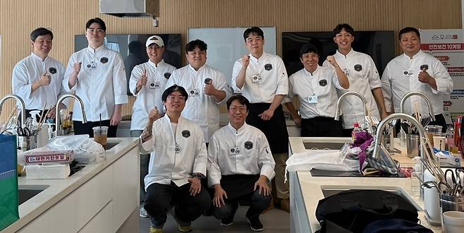 ‘2025 그릴마스터 대회’에 참가한 그릴러들이 경연에 앞서 화이팅을 외치고 있다.