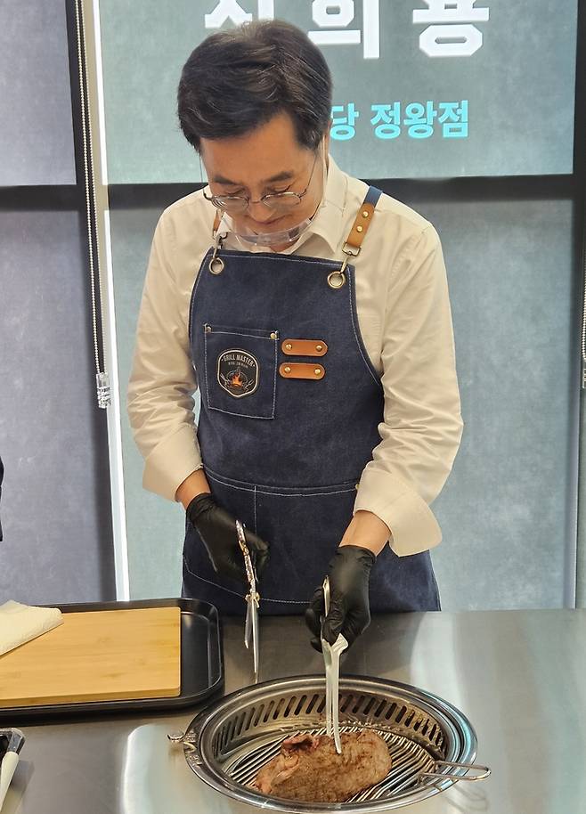 김동연 경기지사가 직접 고기굽기 시연을 펼치고 있다.