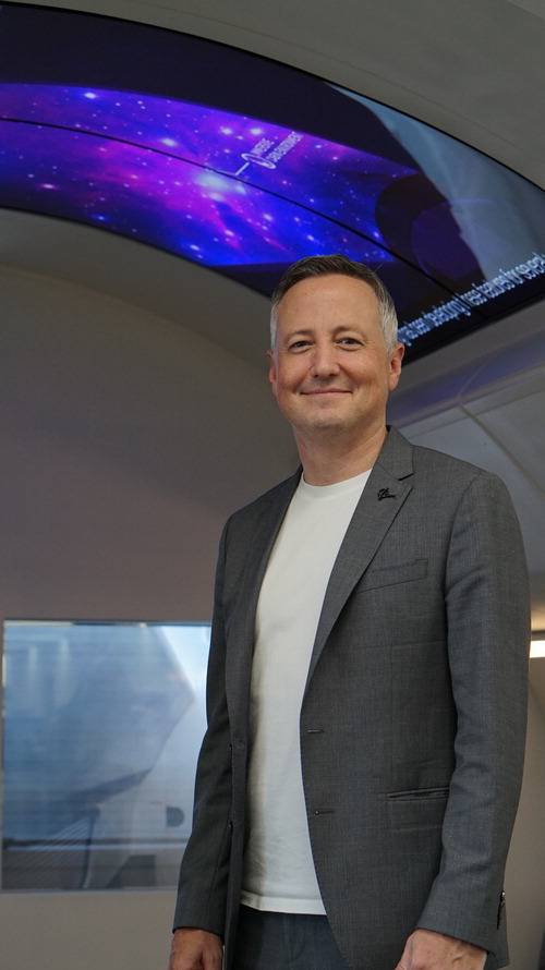 딜런 존스 BKETC 소장이 한국 회사들과 공동 개발한 OLED 패널 앞에 서있다.  보잉코리아