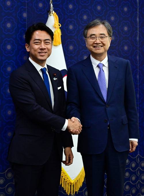 조현 외교부 장관(오른쪽)이 11일 서울 외교부에서 고이즈미 신지로 일본 농림수산상과 만나 악수하고 있다.  이승환 기자