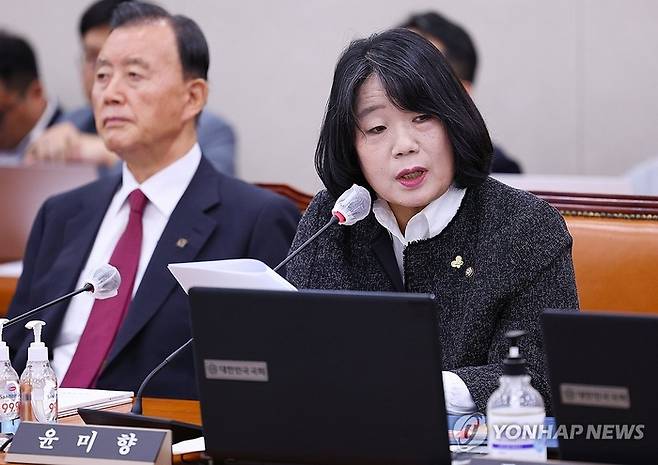 지난 2023년 당시 무소속 윤미향 의원이 서울 여의도 국회에서 열린 국회 농림축산식품해양수산위원회의 국정감사에서 질의하는 모습. [사진 출처 = 연합뉴스]
