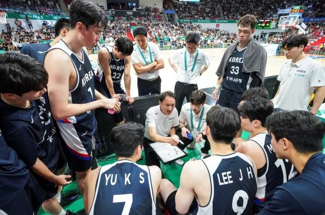 대한민국은 8강 결정전에서 B조 3위에 오른 괌을 만난다. 일본, 이란에 꺾인 그들이지만 방심은 금물. 안준호 감독은 “이제부터는 단판 승부다. 어느 팀이더라도 존중하며 경기에 임할 것이다. 우리는 더 많은 집중력, ‘원팀 코리아’ 정신으로 정말 하나가 되어야 한다. 그리고 우리를 아껴주고 응원해주는 팬들을 위해서 정말 많이 준비하고 또 최선을 다해 노력하겠다”고 전했다. 사진=대한민국농구협회 제공
