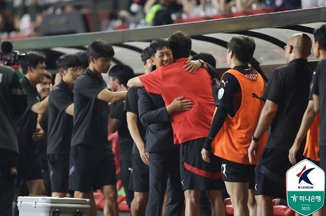After the game, Park Tae -ha and Ki Sung -yong are sharing the victory. Photo = Korea Professional Football Federation