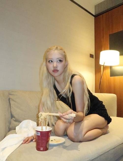 그룹 블랙핑크 로제가 월드투어 중 소탈한 컵라면 먹방을 공개했다. 사진=로제 SNS