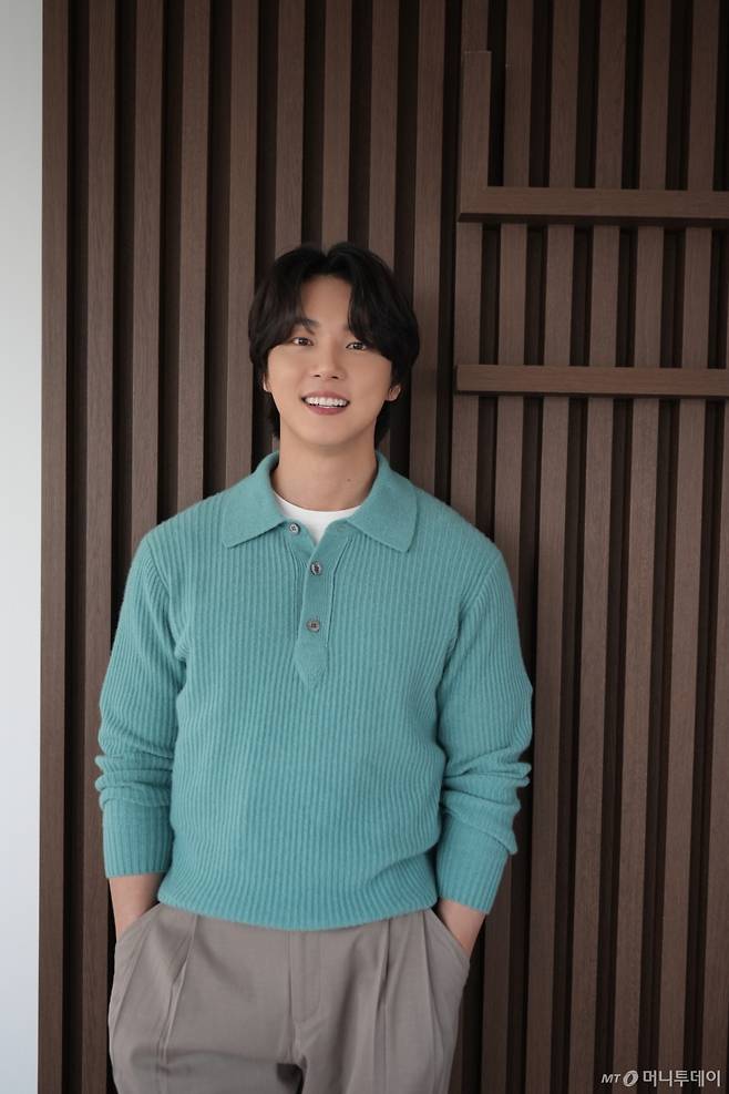 영화 '우리 사랑이 향기로 남을 때'의 주연배우 윤시윤이 6일 진행된 인터뷰를 위해 포즈를 취하고 있다.  일도 연애도 마음 같지 않은 창수(윤시윤 분)와 모든 걸 가졌지만 연애는 쉽지 않은 아라(설인아 분), 두 사람의 앞에 사랑에 빠지게 만드는 향수가 등장하며 펼쳐지는 로맨스 '우리 사랑이 향기로 남을 때'는 오는 8일 개봉한다. /사진제공=콘텐츠존 2023.02.06