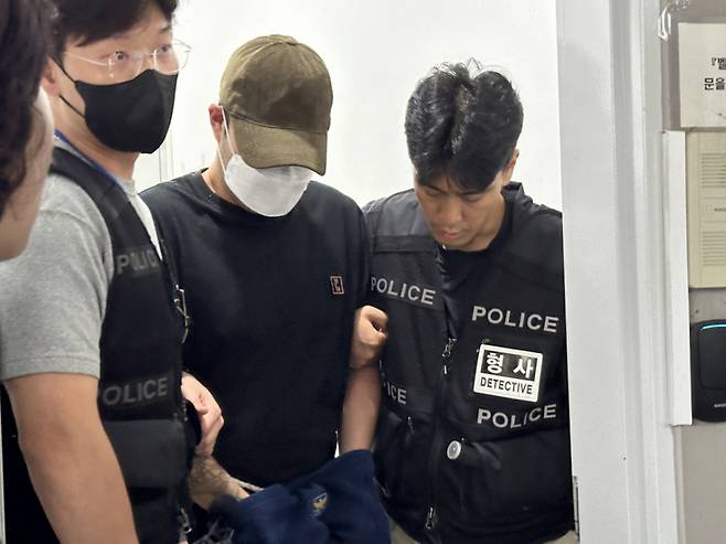 6일 오후 대전 서구 둔산동 둔산경찰서에서 전 연인을 살해하고 도주한 혐의를 받는 20대 남성이 대전지법에서 구속 전 피의자 심문(영장실질심사)을 받기 위해 경찰서에서 나오고 있다./사진=뉴시스