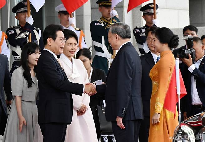 [서울=뉴시스] 고범준 기자 = 이재명 대통령과 국빈 방한한 또 럼 베트남 당서기장이 11일 서울 용산 대통령실 청사 앞에서 열린 공식환영식에서 악수하고 있다. 2025.08.11. bjko@newsis.com /사진=