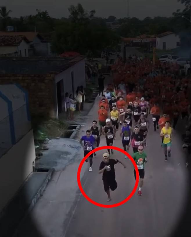브라질 한 노숙자가 술을 깨려고 맨발에 슬리퍼를 신은 채 달렸다가 마라톤을 완주해 새 인생을 살게 됐다. 당시 달리는 영상이 SNS(소셜미디어)상에 퍼지며 화제를 모았다./사진=인스타그램 갈무리