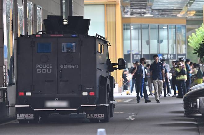 11일 오전 경찰이 광주 동구 롯데백화점에서 폭발물 수색에 나서고 있다. 현장에 출동한 경찰은 고객·직원 출입을 전면통제하고 백화점 건물 안팎을 수색하고 있다. 폭발물 설치 정황은 확인되지 않았다. /사진=뉴시스.