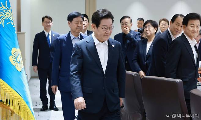 [서울=뉴시스] 최동준 기자 = 이재명 대통령이 11일 서울 용산 대통령실 청사에서 열린 임시 국무회의에 입장하고 있다. (대통령실통신사진기자단) 2025.08.11. photocdj@newsis.com /사진=최동준