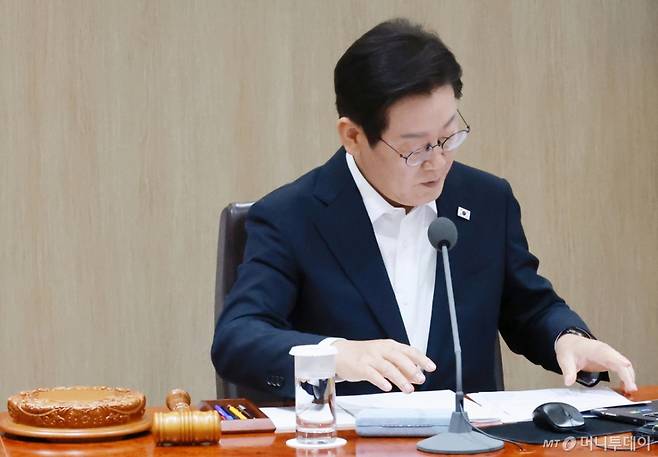 [서울=뉴시스] 최동준 기자 = 이재명 대통령이 11일 서울 용산 대통령실 청사에서 열린 임시 국무회의에서 심의 의안을 살펴보고 있다. (대통령실통신사진기자단) 2025.08.11. photocdj@newsis.com /사진=최동준