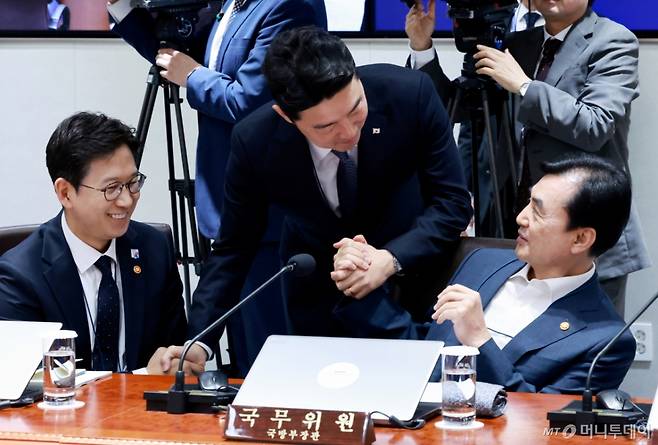[서울=뉴시스] 최동준 기자 = 강훈식 비서실장과 안규백 국방부 장관이 11일 서울 용산 대통령실 청사에서 열린 임시 국무회의에서 대화하고 있다. (대통령실통신사진기자단) 2025.08.11. photocdj@newsis.com /사진=