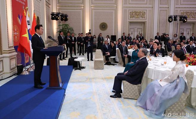 [서울=뉴시스] 최동준 기자 = 이재명 대통령이 11일 청와대 영빈관에서 열린 베트남 당서기장 국빈방한 기념 국빈만찬에서 만찬사를 하고 있다. (대통령실통신사진기자단) 2025.08.11. photocdj@newsis.com /사진=