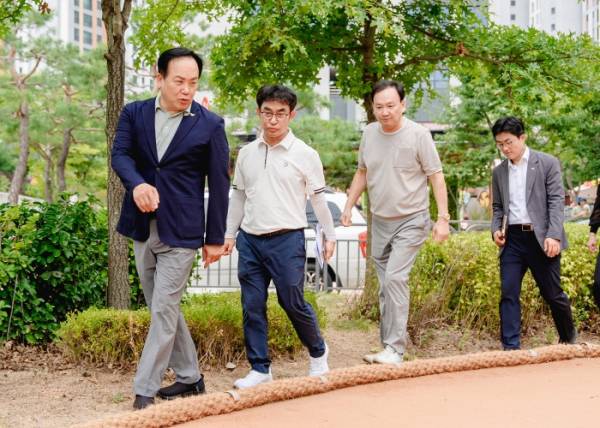 이권재 오산시장(맨 앞쪽)이 지난 9일 오후 부산제2어린이공원에서 시청 관계자들과 시설 라운딩하고 있다. /사진제공=오산시