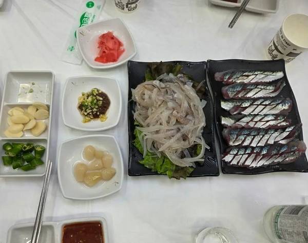 사진은 오징어 난전 앞 횟집에서 주문한 2만원짜리 오징어 회. /사진=속초시청 자유게시판 캡처