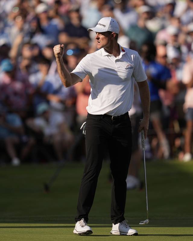 포효  : 잉글랜드의 저스틴 로즈가 11일 오전(한국시간) 미국 테네시주 멤피스의 TPC 사우스윈드에서 열린 PGA투어 페덱스컵 플레이오프 1차전 페덱스 세인트 주드 챔피언십 3차 연장에서 버디 퍼트를 성공한 뒤 오른 주먹을 들어 올리는 세리머니를 하고 있다.  AP 연합뉴스