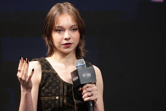 배우 에마 마이어스가 11일 서울 종로구 포시즌스호텔에서 열린 넷플릭스 시리즈 ‘웬즈데이’ 시즌2 내한 기자간담회에서 질문에 답하고 있다. 연합뉴스