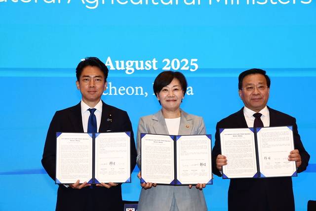 제 4차 한일중 농업장관회의에서 채택한 장관 공동선언문을 펼쳐보이는 고이즈미 신지로(왼쪽부터) 일본 농림수산성 대신, 송미령 농림축산식품부 장관, 한쥔 중국 농업농촌부 부장. 농림축산식품부 제공