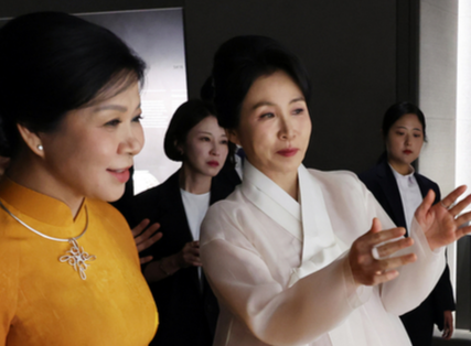 김혜경 여사와 또 럼 베트남 당 서기장의 배우자 응오 프엉 리 여사가 11일 서울 용산구 국립중앙박물관에서 유홍준 관장과 전시물을 보고 있다. 연합뉴스