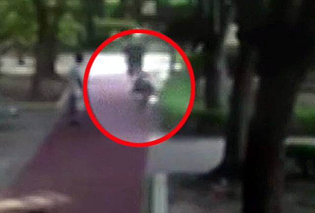 서울의 한 아파트에서 산책을 하던 여성이 어디선가 날아온 유리병에 머리를 맞고 쓰러지는 일이 발생했다. MBC 뉴스